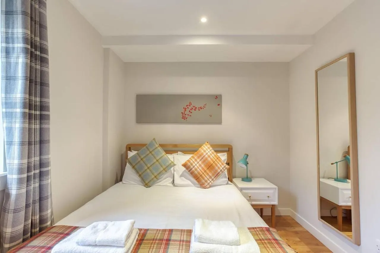 *Amazing Location!*In Heart Of The City. 2Br & Cot Edinburgh Apartment